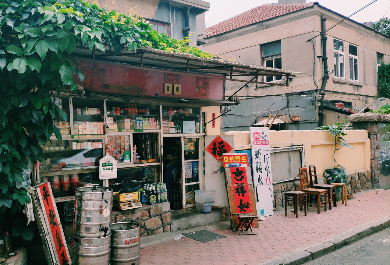 中相关数据显示,像小区门口这样的网店,街边店,路边摊组成的小店军团