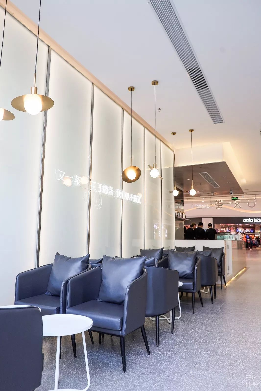 蓝色灯带店铺 185bc458f24b4ad4b44ff32d0bbacc9c.jpeg