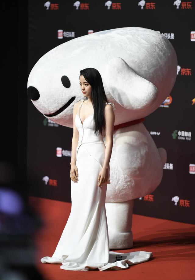 欧阳娜娜“头条盛典”生图火了，穿吊带裙走红