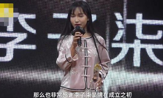 网红李子柒年入多达1.6亿,收入如此之高,堪比大型企业 作者: 来源:网红速报 网红李子柒年入多达1.6亿,收入如此之高,堪比大型企业 作者: 来源:网红速报