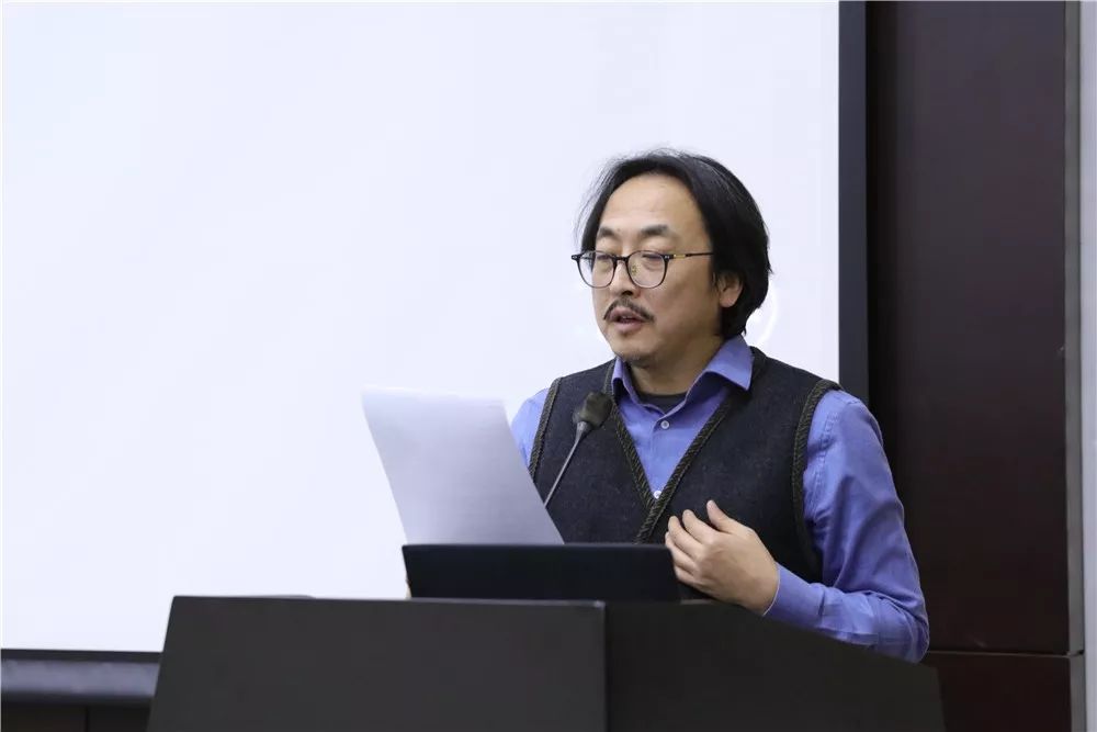 雕塑系副主任张伟教授宣读获奖名单雕塑系副主任孙璐教授主持开幕式