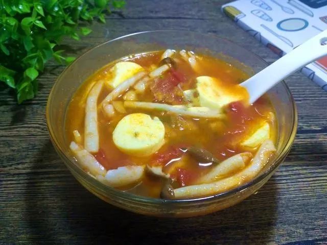 这道番茄菌菇汤，酸甜开胃，营养美味，多喝增加体抗力_