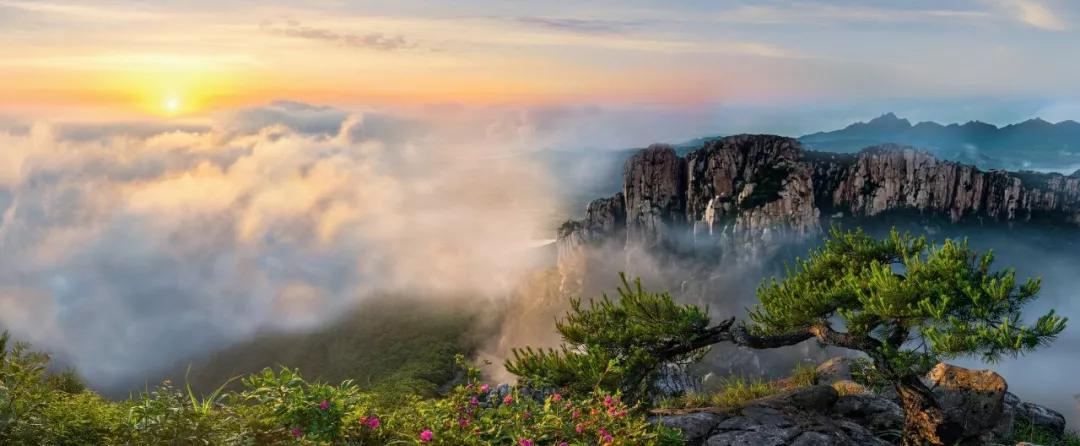 "李玉光《晨沐天崮山》chenmutiangushan"霁天欲晓未明间,满目奇峰总