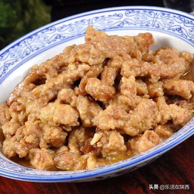 关中八大碗由黄焖鸡,小酥肉,粉蒸肉,条子肉, 带把肘子,梅菜扣肉,四喜