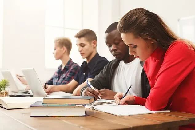 英国大学生辍学率飙升!2/3高校现退学潮,最高达15%,看看这排行榜!