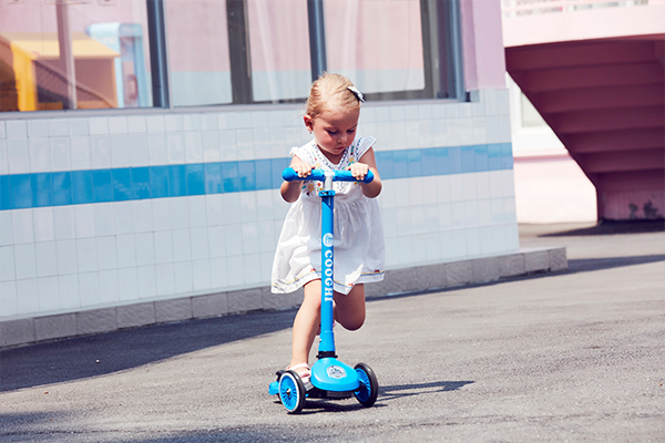 教孩子怎么骑儿童滑板的6个基础动作:
