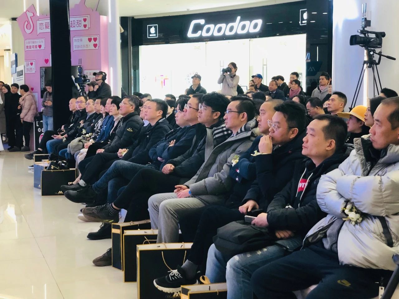 在精彩的开场秀之后,九江联盛集团董事长严永敏先生上台致欢迎辞,为