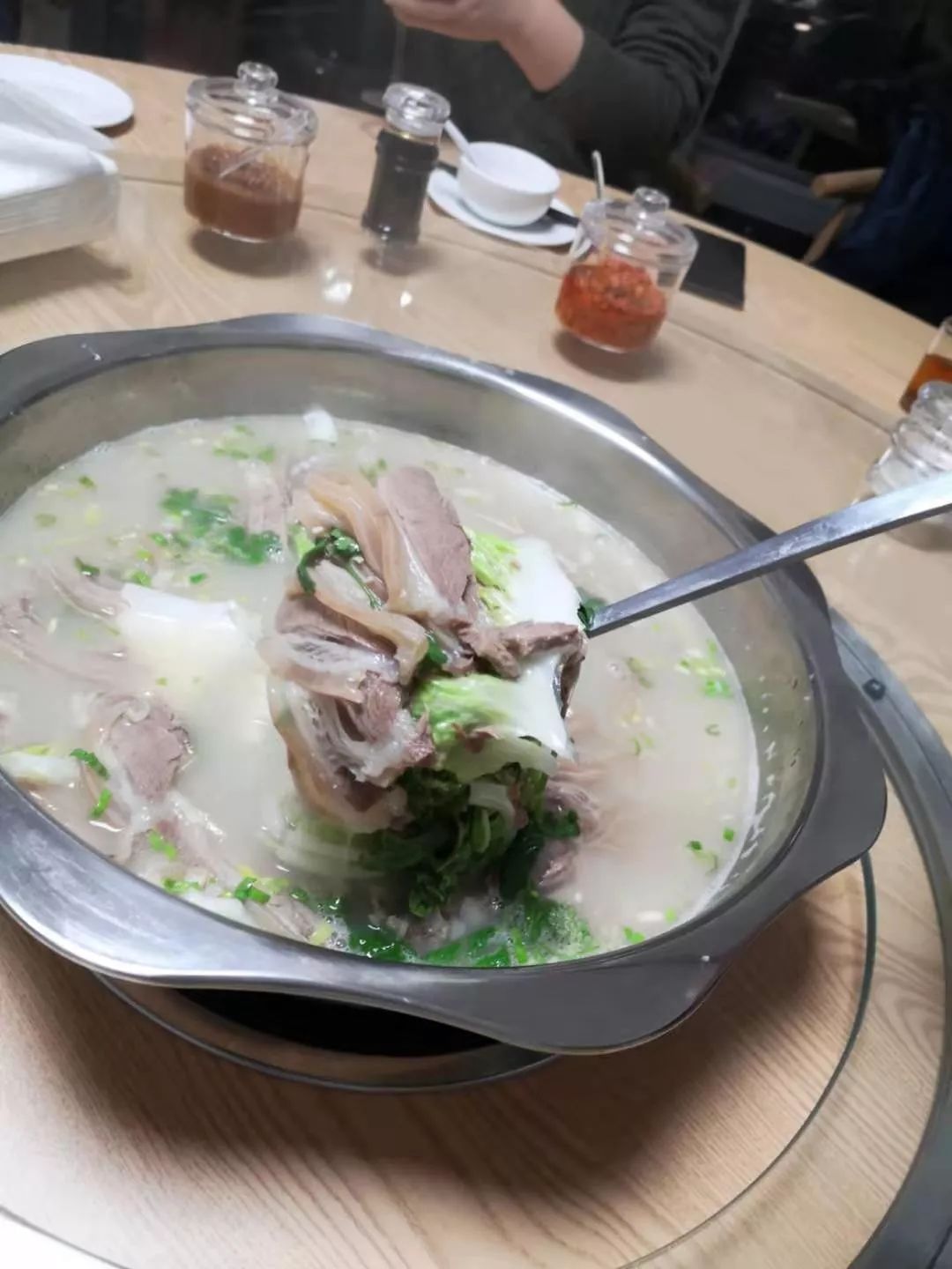 百祥路南端新开的饭店，羊肉锅、香辣蟹、美蛙鱼头……全是硬菜道道美味！ 