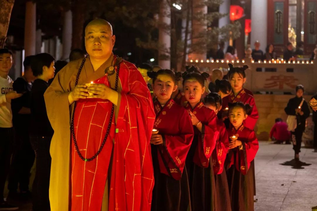 心灯光明镜头中的潮州松林古寺传灯法会