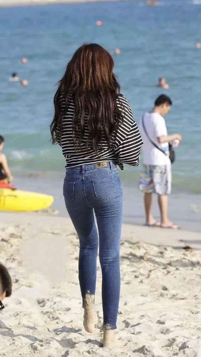 街拍美女:海边的牛仔美腿姑娘,长发飘飘干净利索的