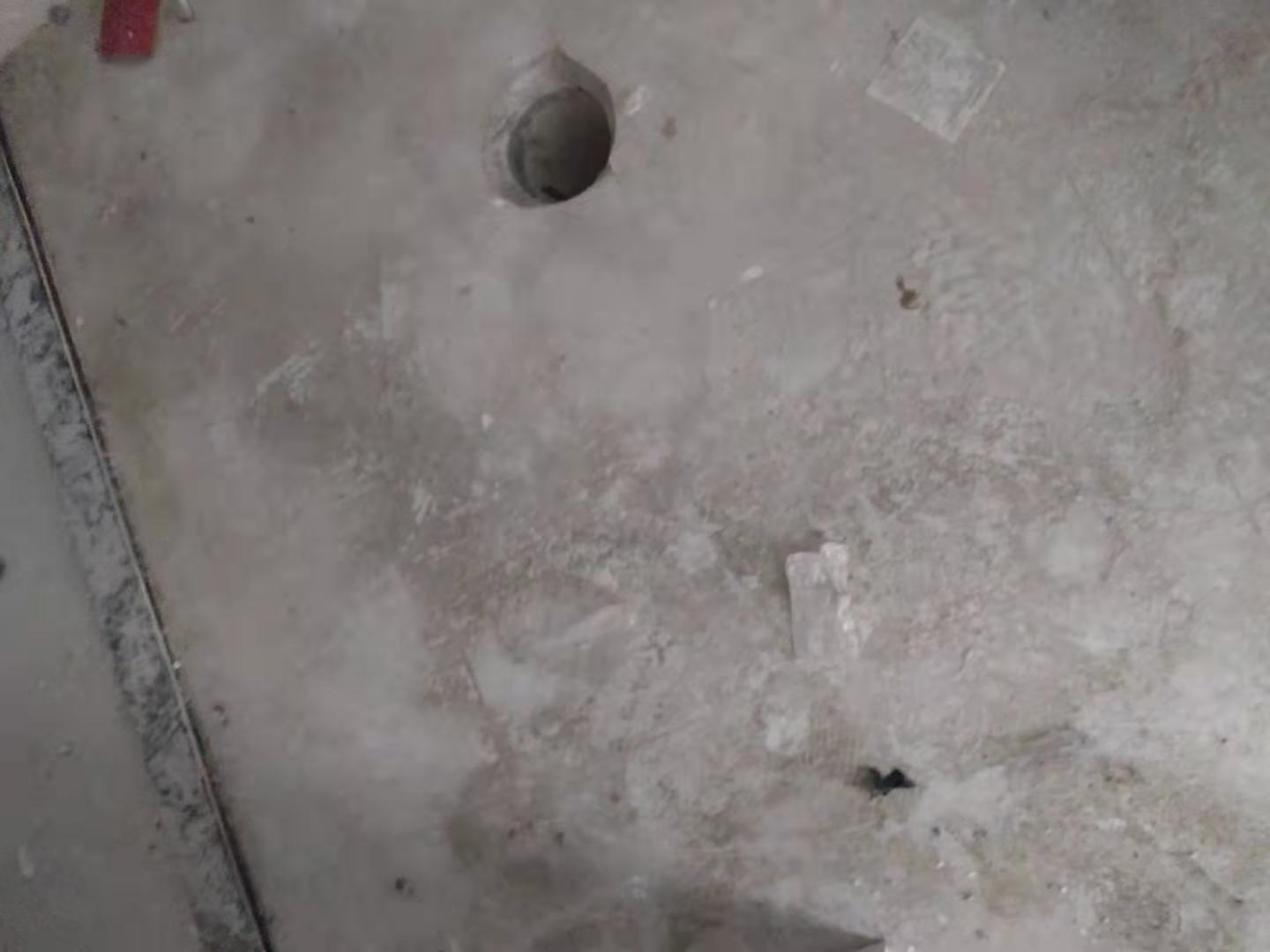 工人随地大小便!六安市荣锋建材家居装饰集团,请给个说法!