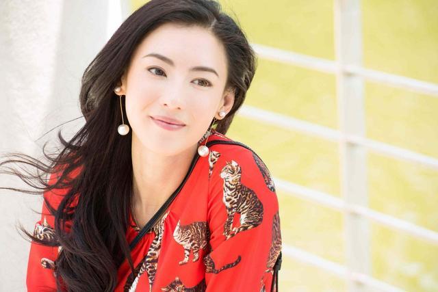 「神眼一线」张柏芝怕小儿子长相泄露，紧急转换度假地点，熟睡时也抱紧儿子