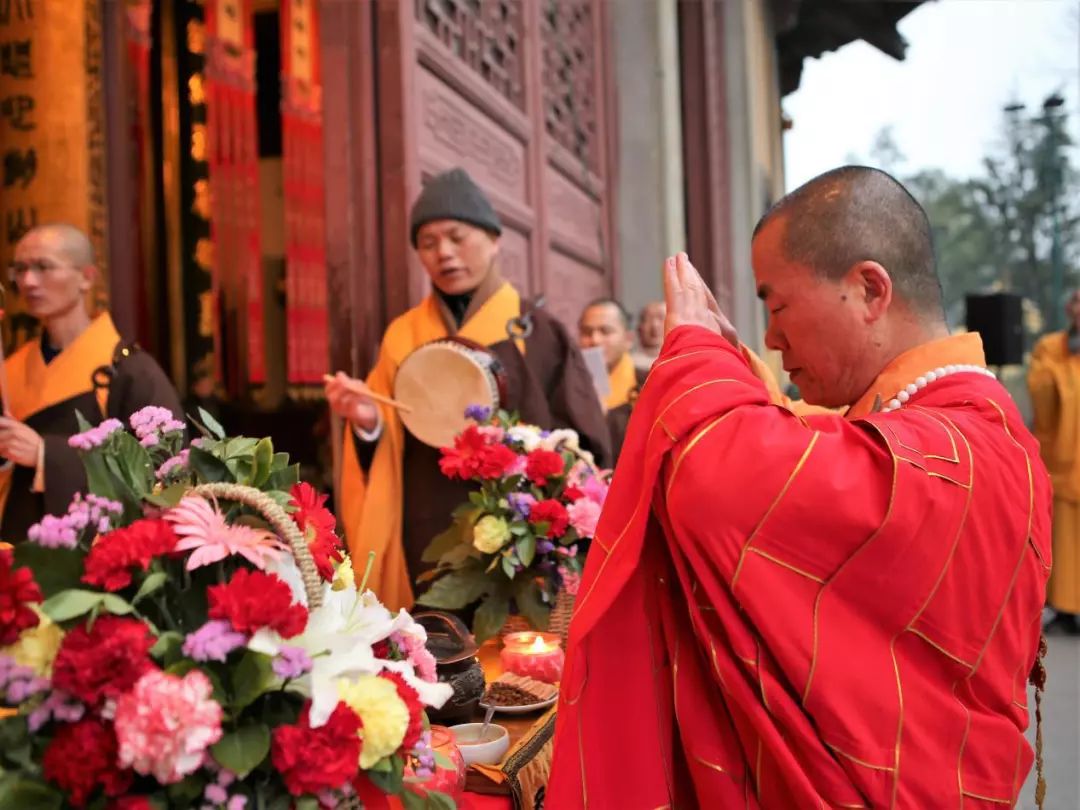 放生法会由灵隐寺监院义广法师主法