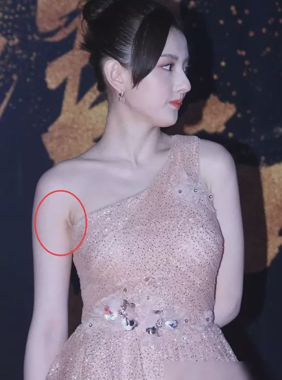 宋祖儿终于不再隐藏好身材了穿半露肩礼裙出场腋下的赘肉很真实