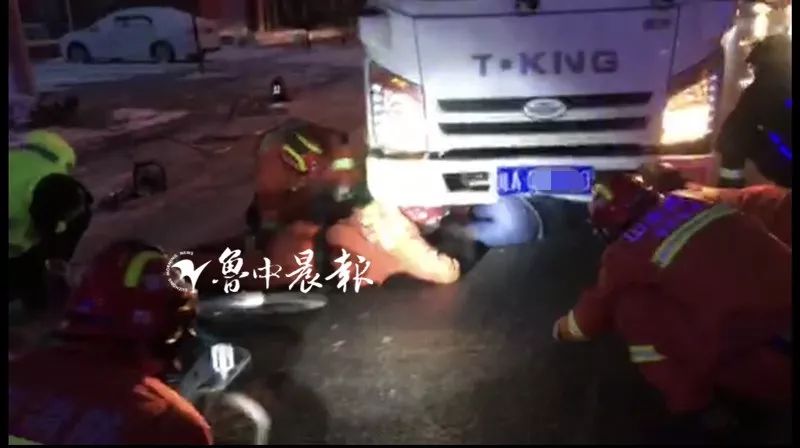 张博路与淄川将军路路口发生车祸, 一人被困.