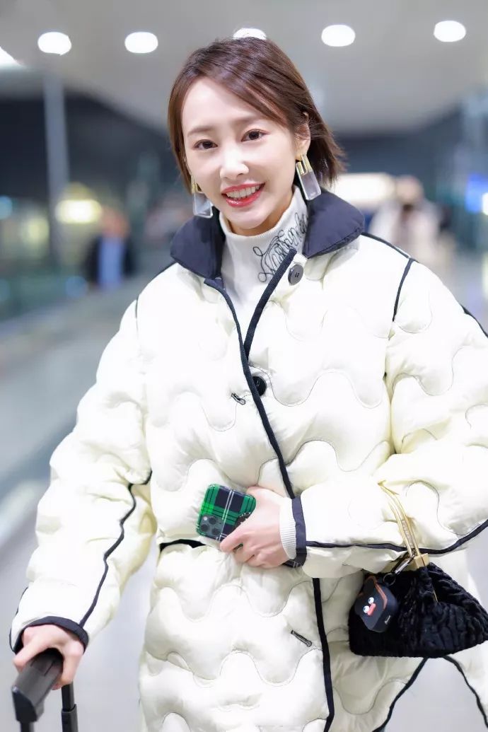 李纯的贵妇范儿真足走机场拎个黄金珍珠包阿姨才爱这一款