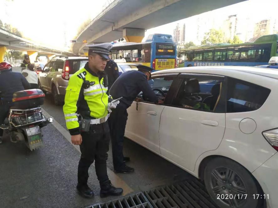 贵阳招聘司机_贵阳 空招路段 发生离奇车祸,护栏刺入轿车,司机穿脑身亡(4)