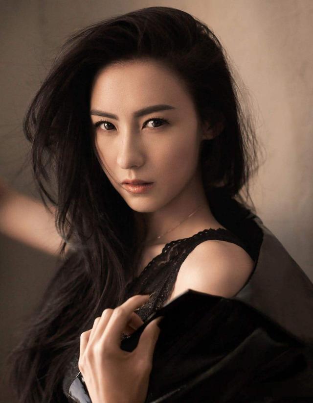 「神眼一线」张柏芝怕小儿子长相泄露，紧急转换度假地点，熟睡时也抱紧儿子