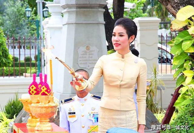 原创诗妮娜贵妃女儿不惧国王威严,让侍卫传递消息,鼓励母亲好好活着