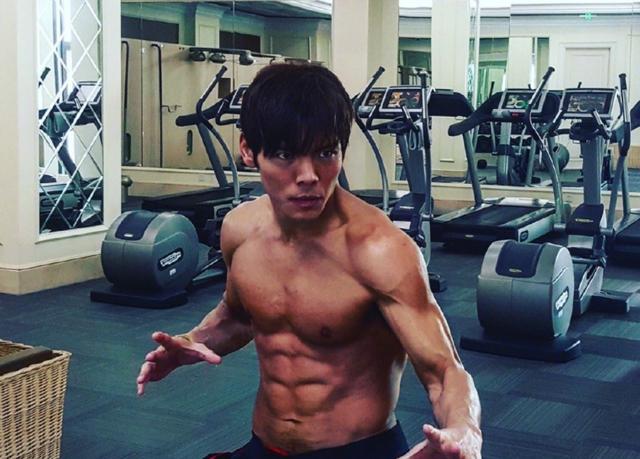向佐健身房放豪言，晒“搓衣板”式腹肌硬汉十