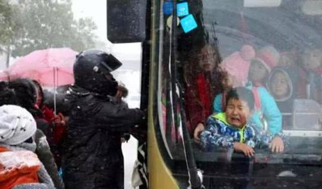 公交车“人挤人”不罚，私家车抱孩子就超载，这合理吗？ 