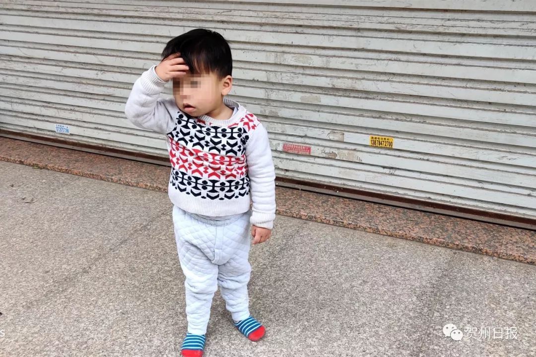 【捏了把汗！贺州一2岁男童光鞋独自在街头找妈妈……】