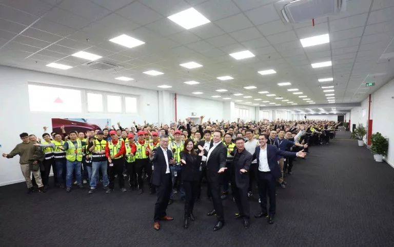 特斯拉入华一年：当吸大麻的马斯克尬起了舞