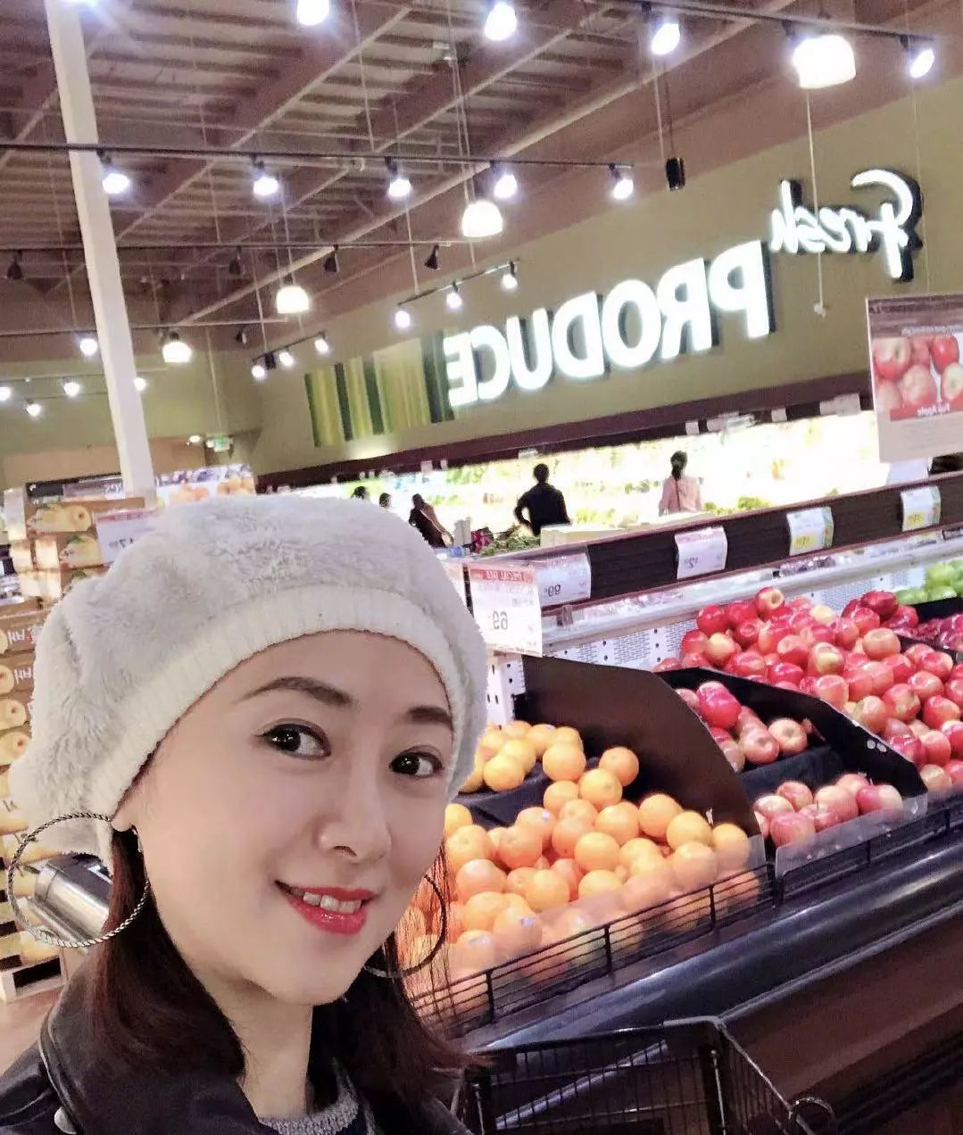 ​翁虹一家三口罕见同框，48岁老公嫩若小鲜肉，