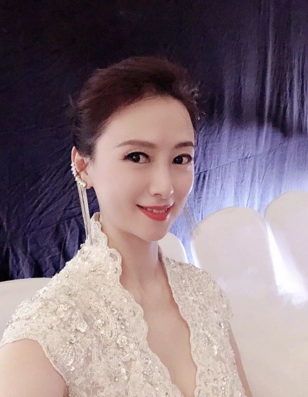 ​翁虹一家三口罕见同框，48岁老公嫩若小鲜肉，