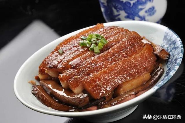 条子肉黄焖鸡蒸碗是要先用淀粉对鸡块进行腌制再蒸制,这样蒸出的鸡块