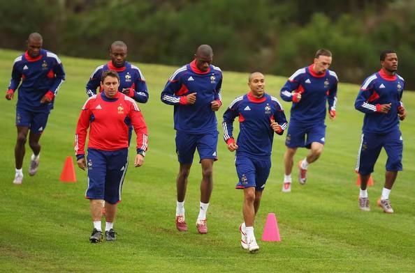 国安新助教罗伯特 法国队魔鬼教练 齐达内跟他一起进决赛