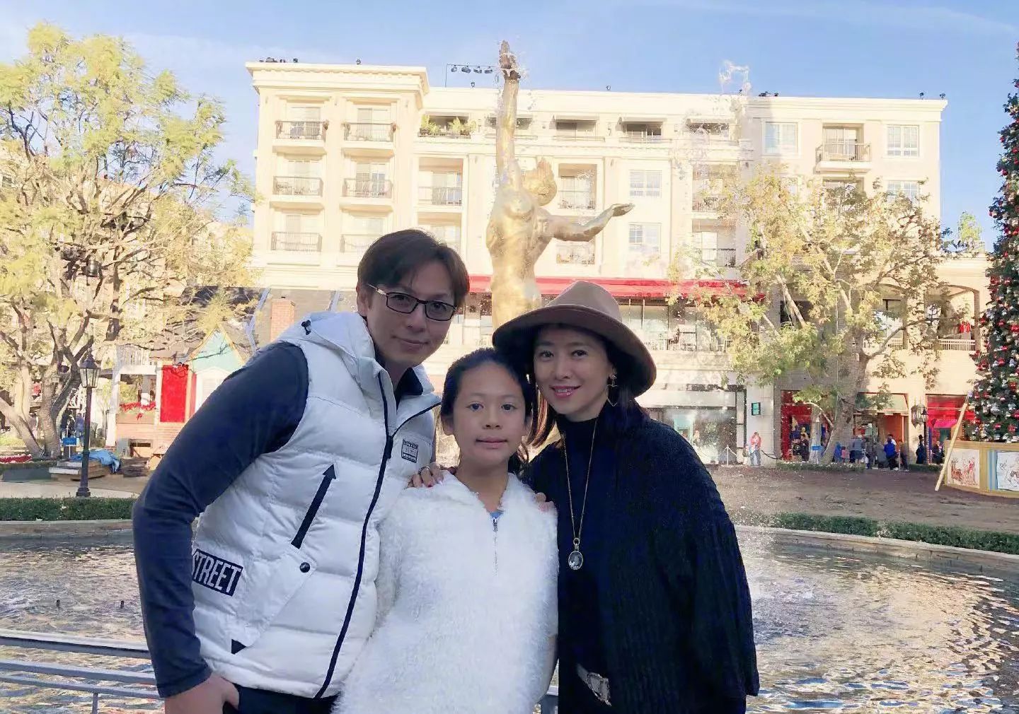 ​翁虹一家三口罕见同框，48岁老公嫩若小鲜肉，
