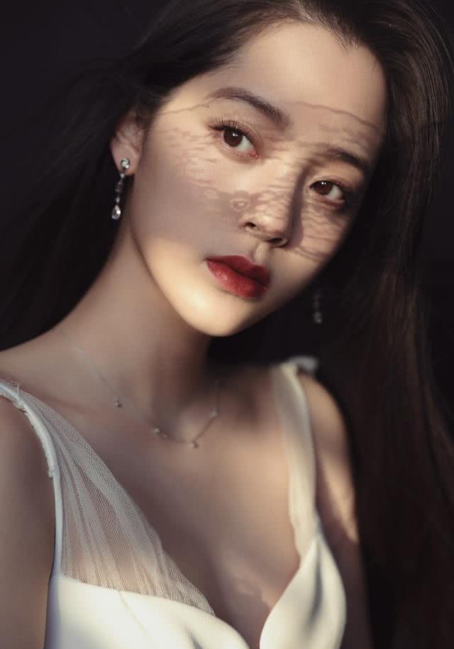 欧阳娜娜“头条盛典”生图火了，穿吊带裙走红