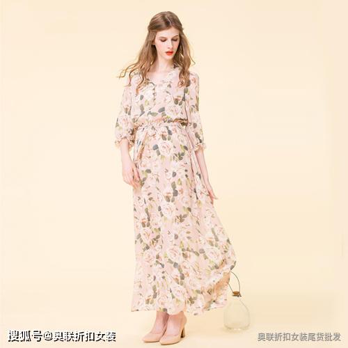 蓝白背景服装 fe3e51f663b54ad3a2eaeb81f3566da1.jpeg
