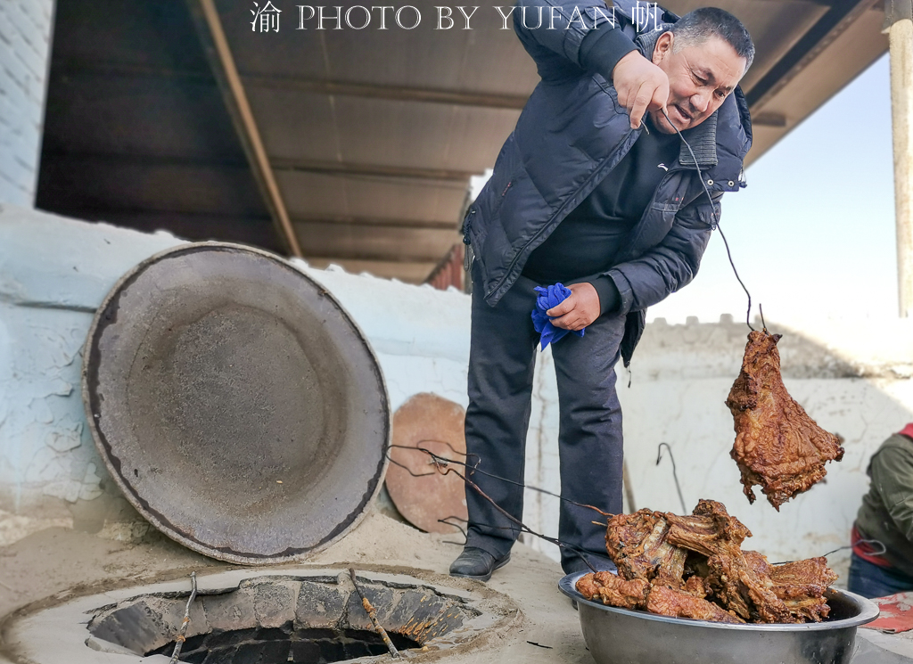 游新疆不容错过的馕坑肉，被誉为“男人的加油站，女人的美容院”
