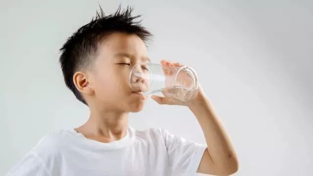 一天该怎么喝水才是最健康的 141f7af3791144078ce903111d658f82.jpeg