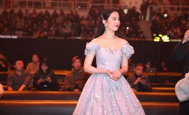 微博之夜名场面:赵丽颖刘亦菲同框超亮眼,杨颖杨幂杨紫排排坐