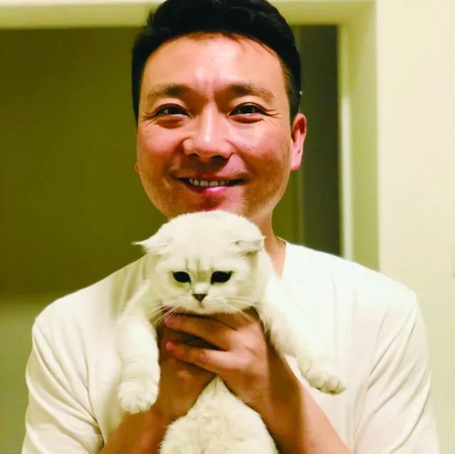 康辉和妻子相伴22年,膝下无子,只因结婚时的一