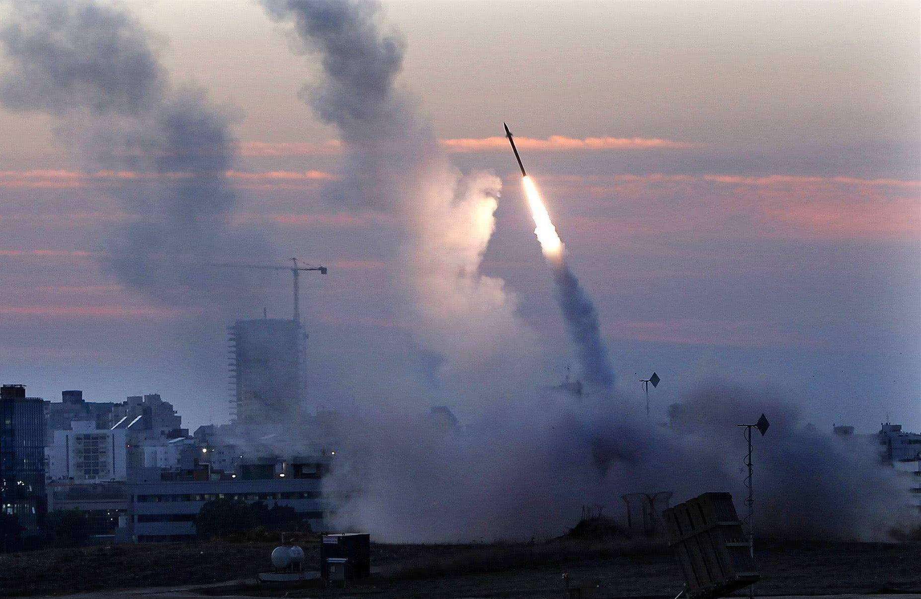 加沙遭以色列空袭后成废墟 拆弹小组清理出约1200枚导弹和炮弹