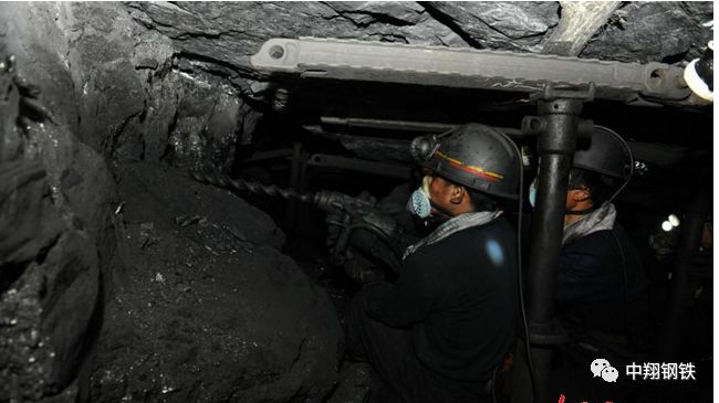 煤矿工人井下工作环境实拍,中翔支护工具为安全生产保