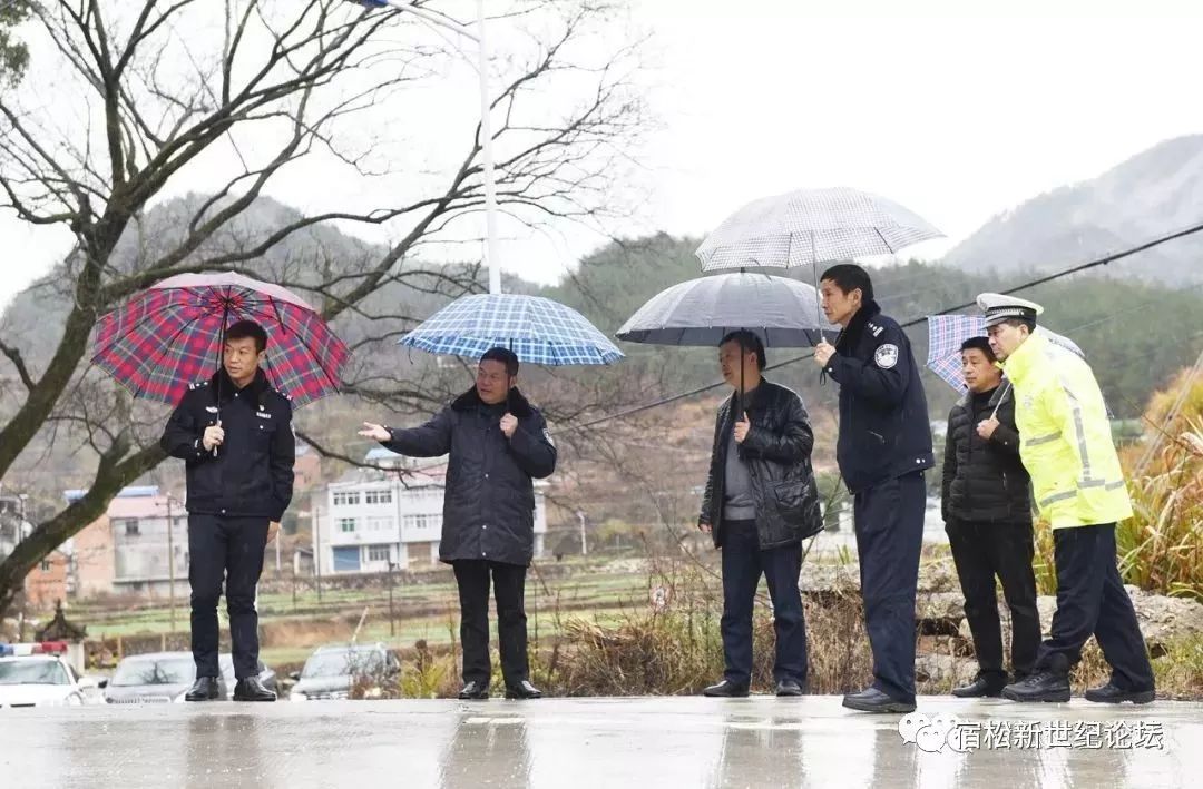 宿松公安局局长凌勇春运首日驱车山区公路查隐患