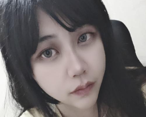 网红乔碧萝在微博晒美照,有谁注意脸上细节?美颜相机也无法遮盖