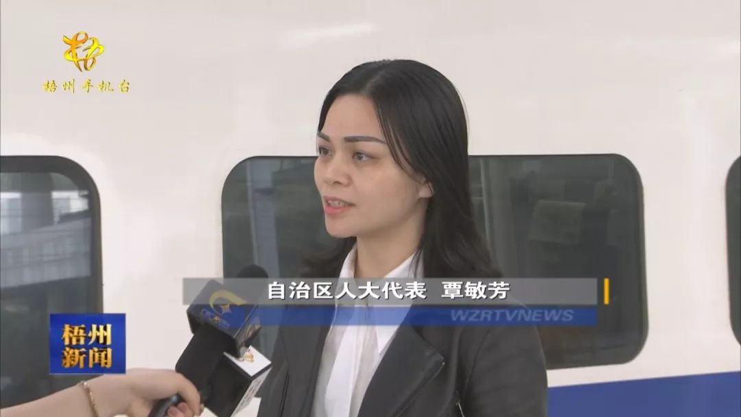 两会聚焦出席自治区两会的代表委员抵邕报到