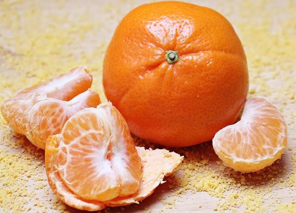 【吃完的橘子皮不要丢，切一切直接放罐子里，提神开胃，便秘都怕它】