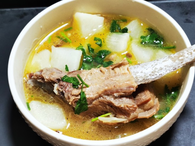 【冬日暖汤，羊肉白萝卜汤，做法简单，营养美味，适合冬天】白萝卜羊肉汤