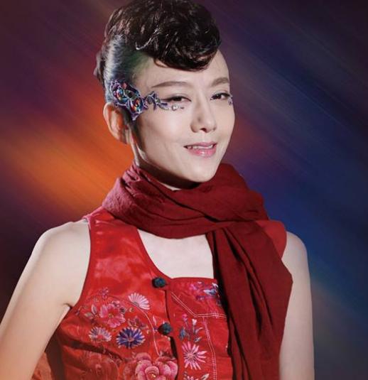 国家一级演员杨丽萍,为了跳舞去掉2根肋骨,如今61岁还