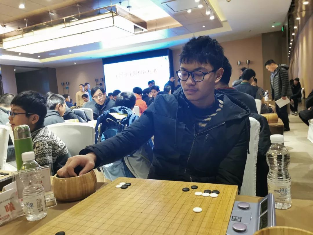 在第五轮的快棋赛中,杜阳以半目击败对手,任健铭也取得了胜利,山峻哲5