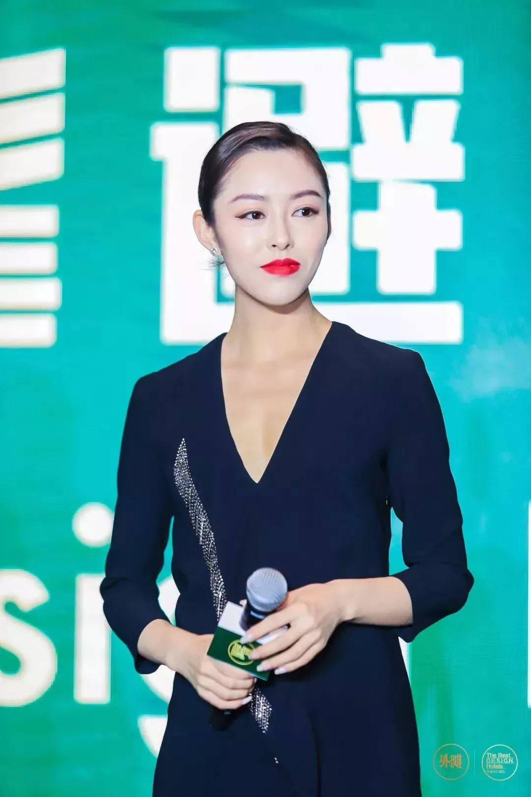 随后,上海戏剧学院青年教师,演员  周楠女士为大家带来精彩舞蹈表演