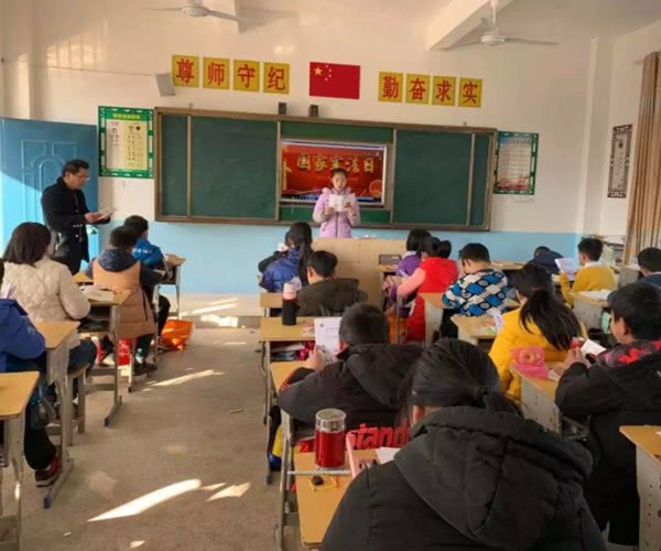 小学教师吐槽绩效工资被瓜分，校长却回应：绩效工资不是你们的！