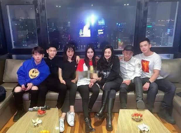 另外李嘉颖则是富力地产老板李思廉的独女,她的丈夫是香江集团的太子